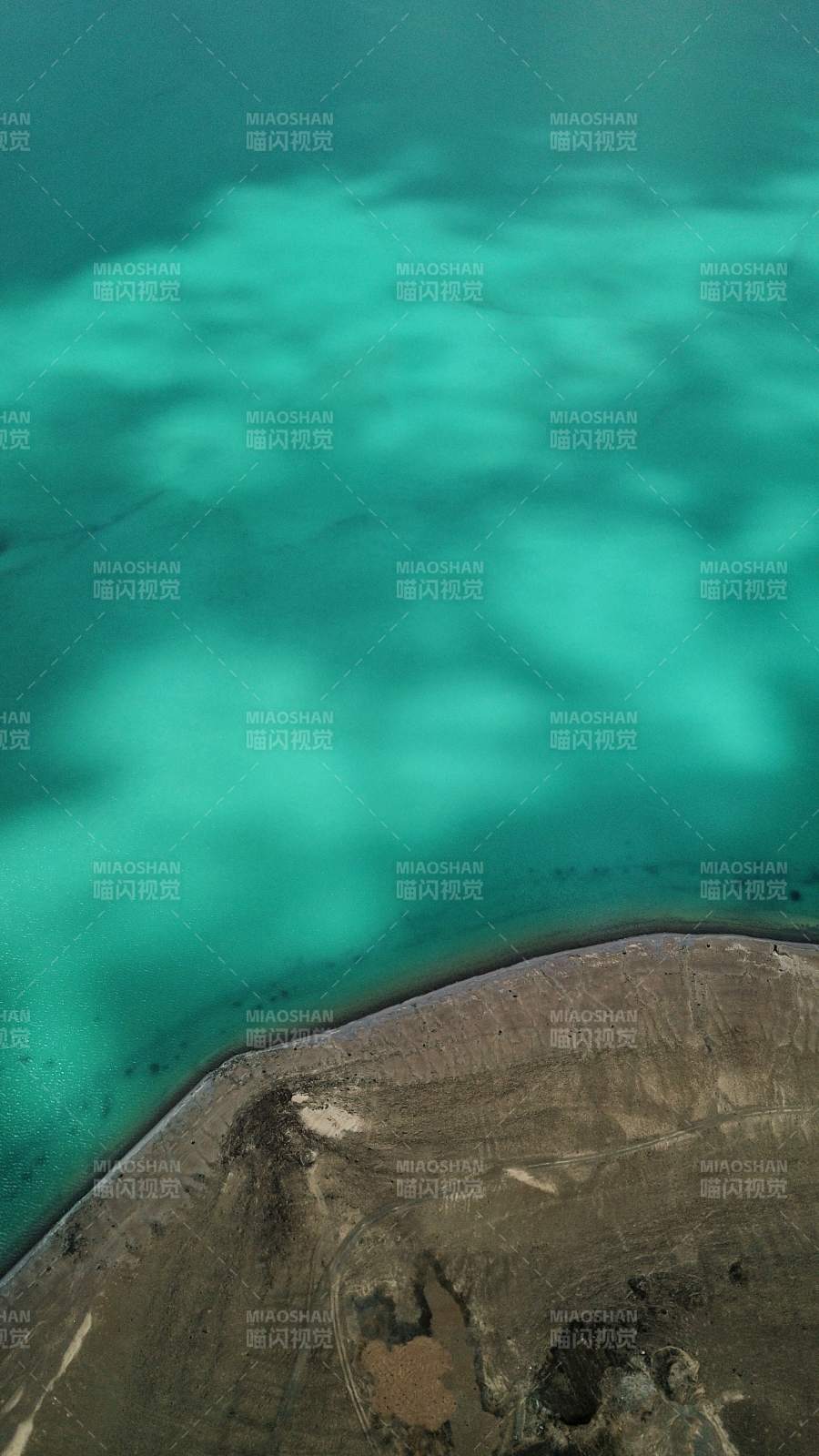 西藏阿里的高原湖泊风景-摄影图