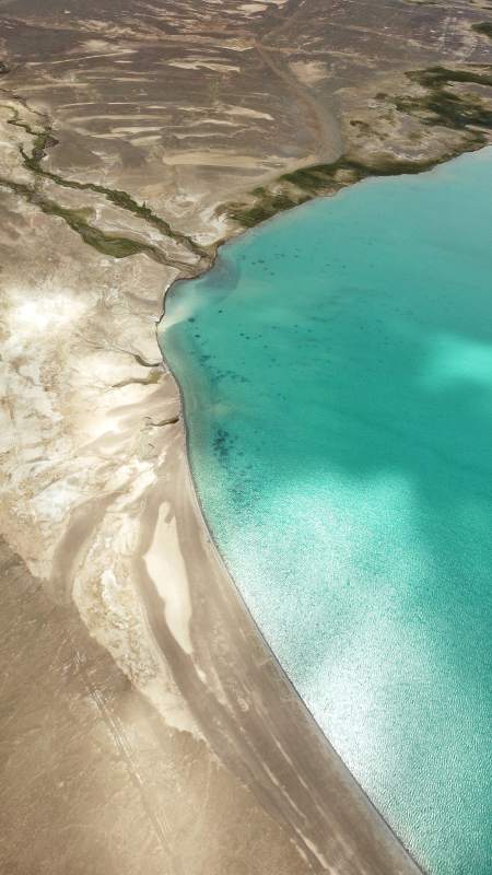 西藏阿里的高原湖泊-摄影图