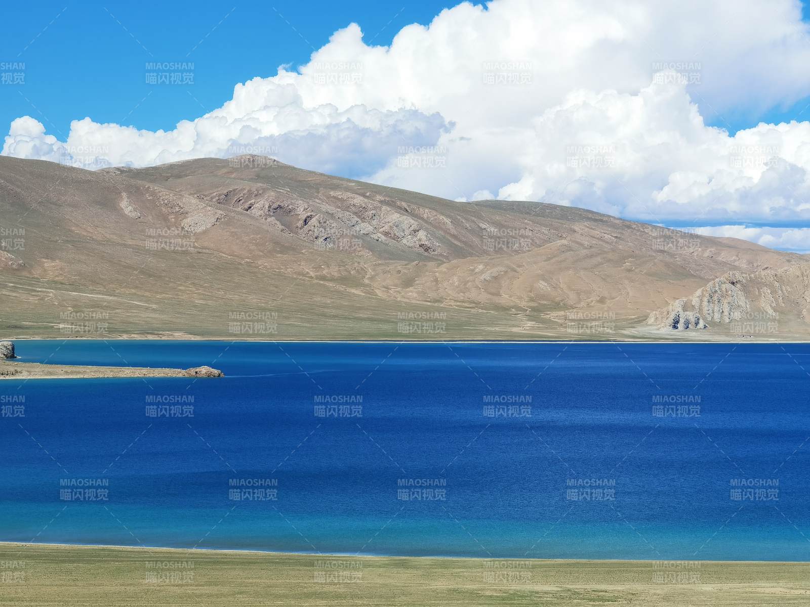 西藏阿里的高原湖泊-摄影图