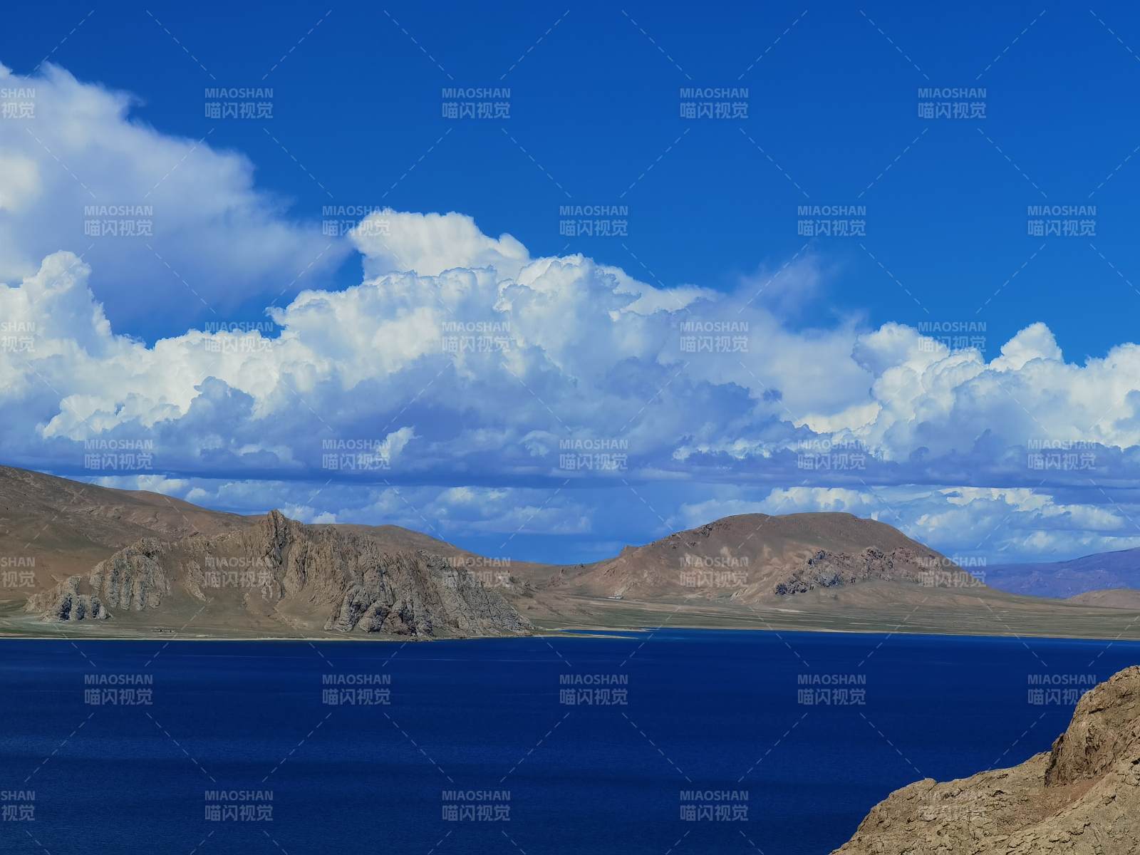 西藏阿里的高原湖泊-摄影图