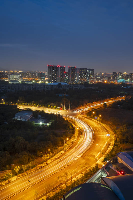 夜幕下的城市公路车水马龙-摄影图