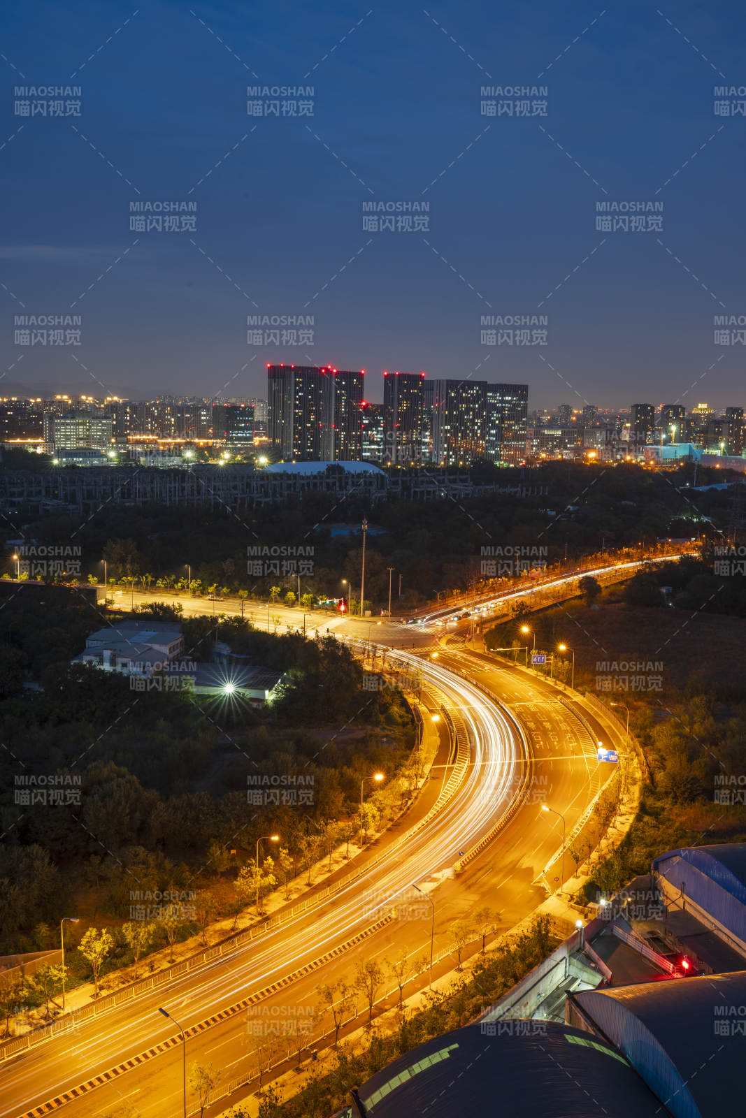 夜幕下的城市公路车水马龙-摄影图