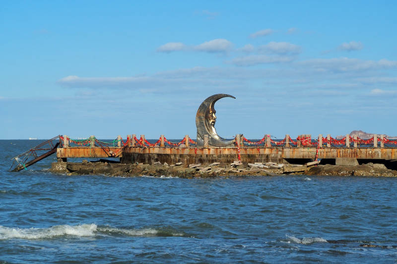 海中月牙形雕塑-摄影图