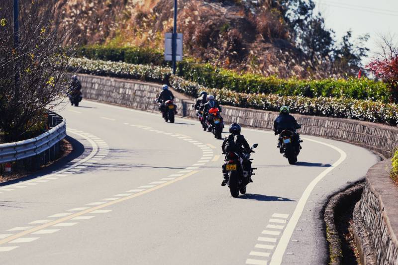 山路骑行队列-摄影图