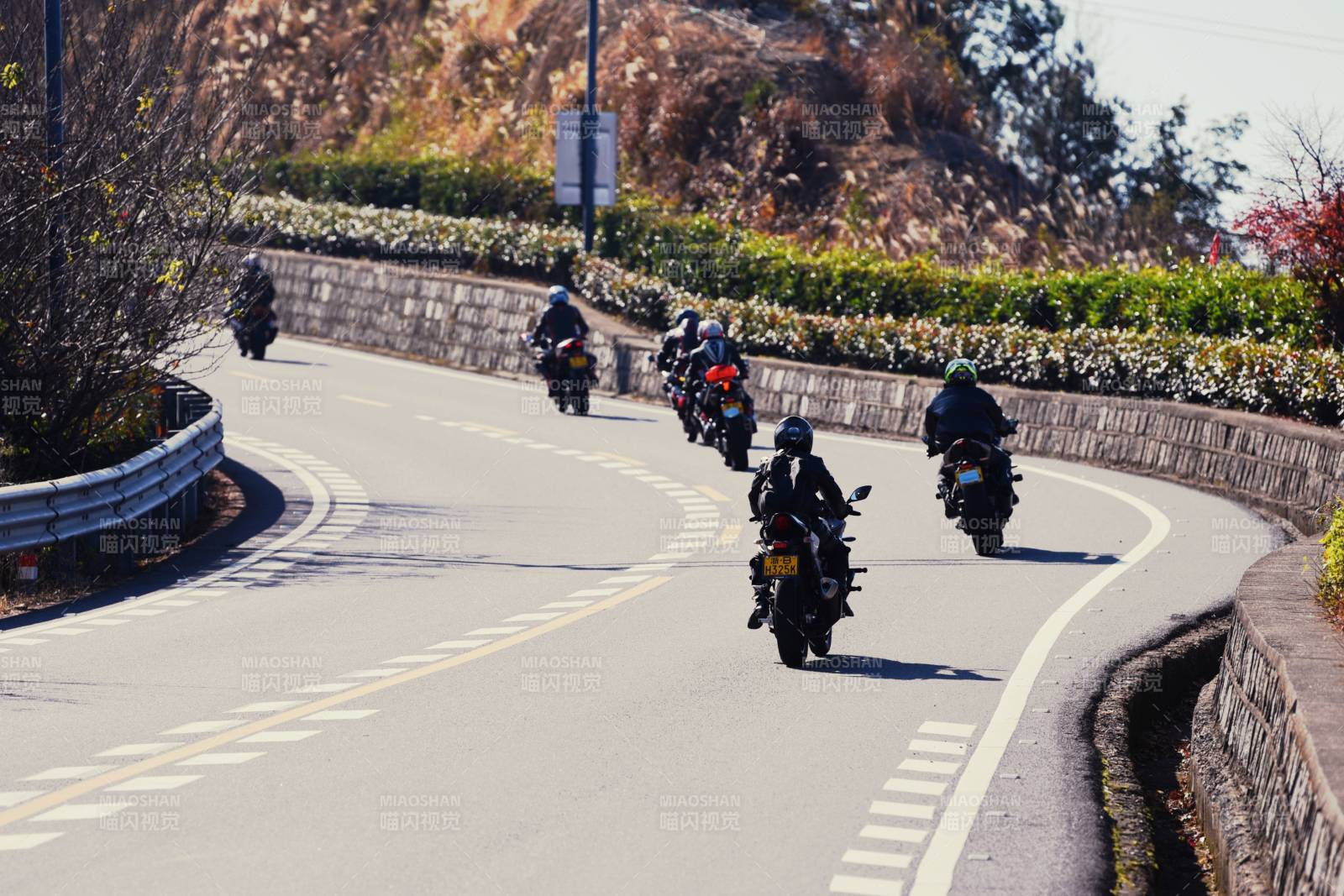 山路骑行队列-摄影图
