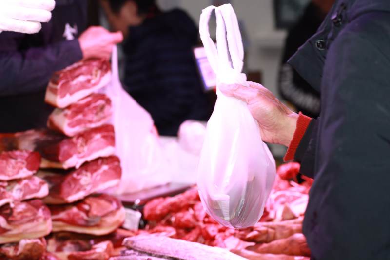 买肉装袋-摄影图