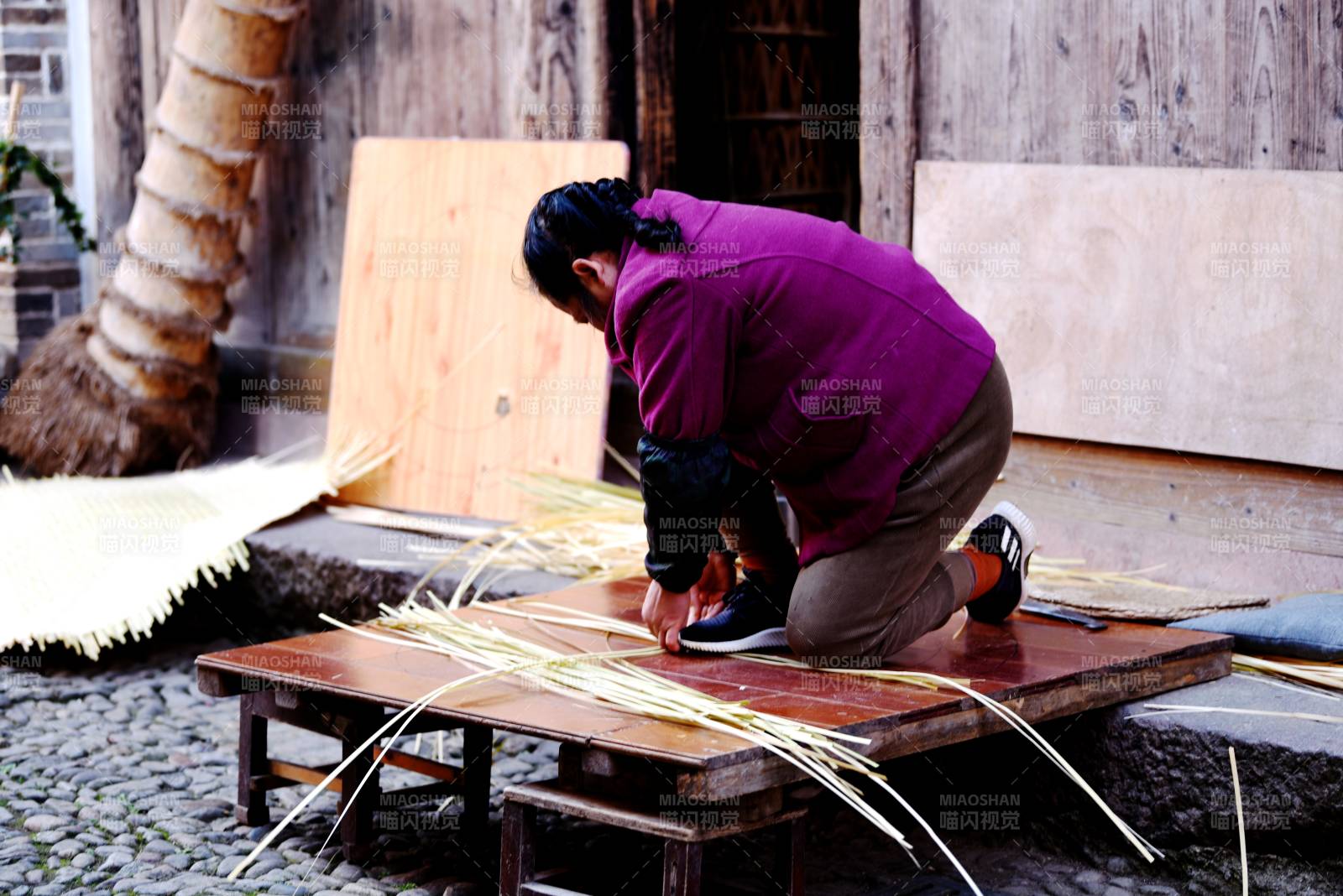 女子编织竹席-摄影图