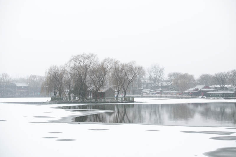 湖心雪景静谧如画-摄影图