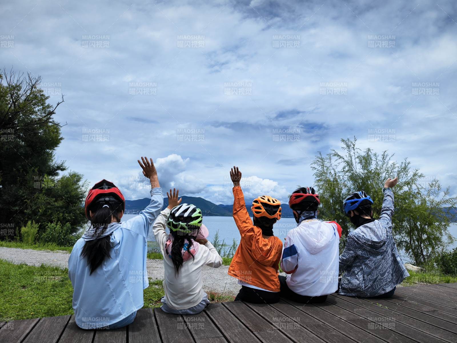 五人湖畔举手望天-摄影图