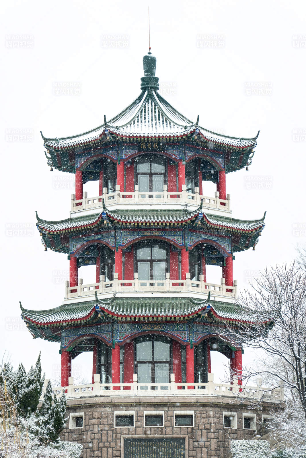 青岛莱西月湖公园揽月楼雪景-摄影图