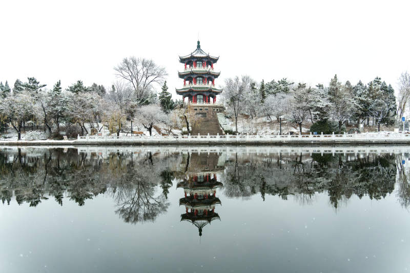 青岛莱西雪中揽月楼倒影-摄影图