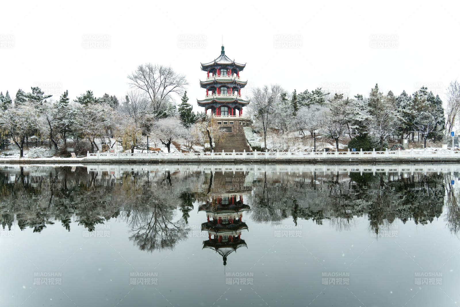 青島萊西雪中攬月樓倒影-攝影圖