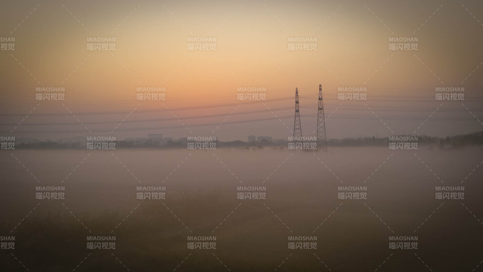 晨雾中的铁塔-摄影图