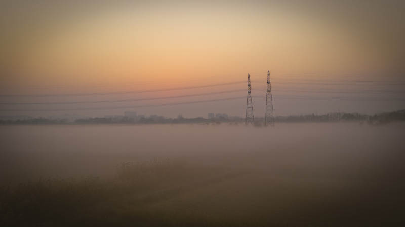 晨雾中的铁塔-摄影图