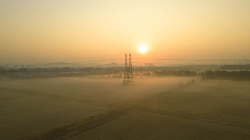 晨雾中的田野日出-摄影图