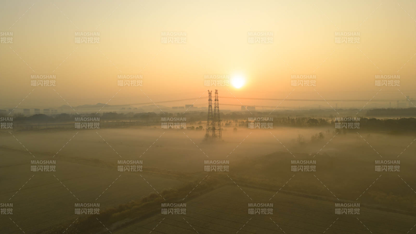 晨雾中的田野日出-摄影图