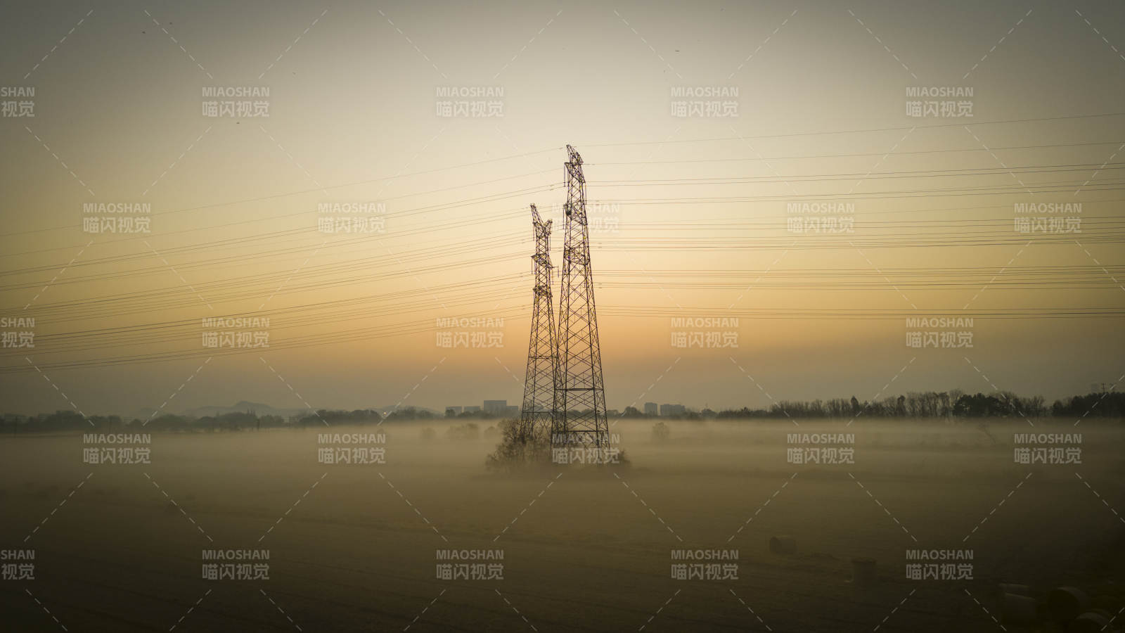 晨雾中的高压电塔-摄影图