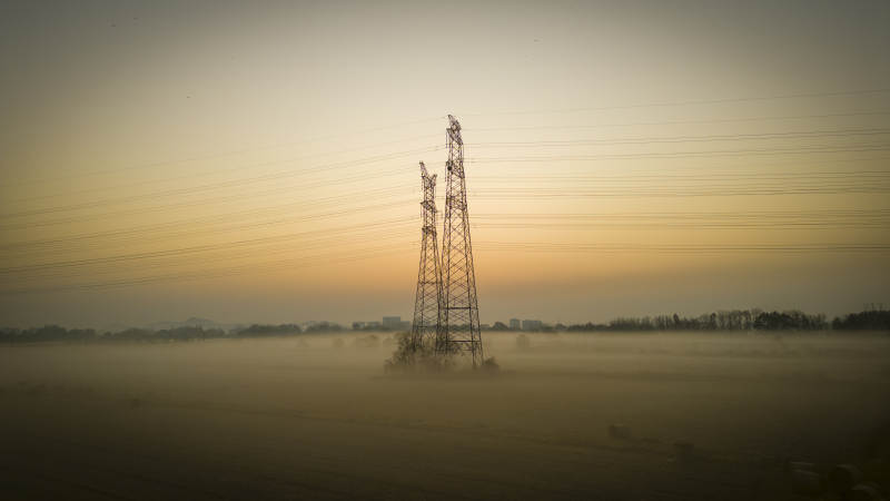 晨雾中的高压电塔-摄影图