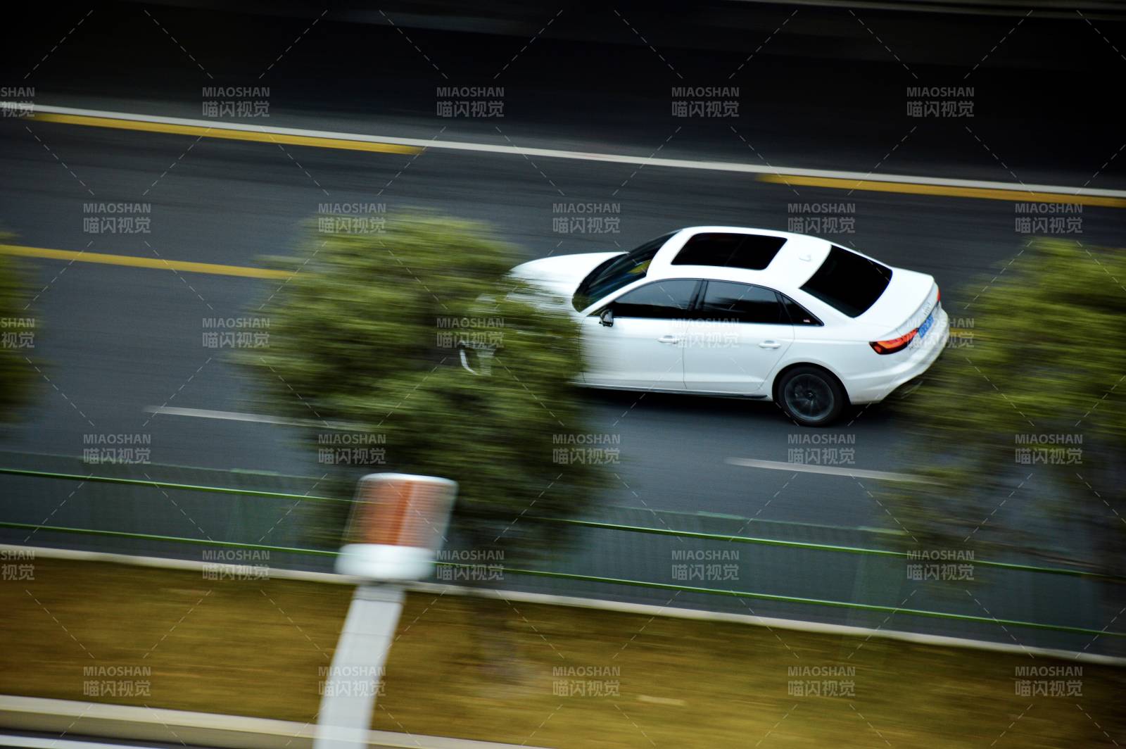 疾驰的白色轿车-摄影图