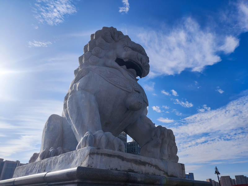 石狮守望蓝天-摄影图