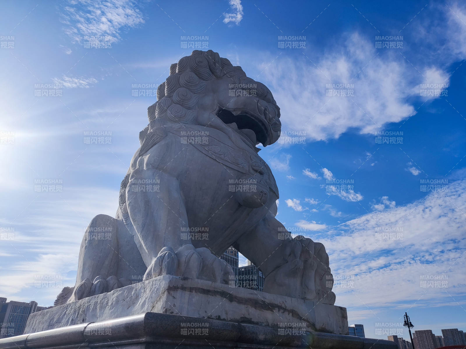 石獅守望藍天-攝影圖