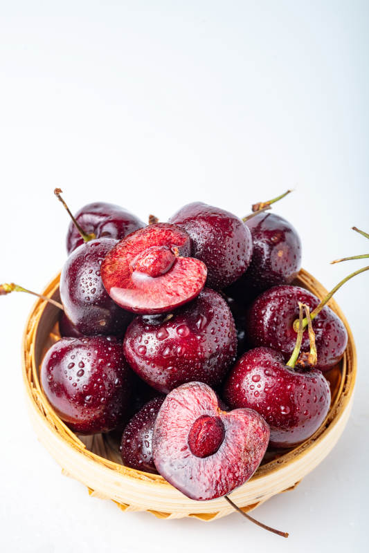 鲜红樱桃满篮香-摄影图