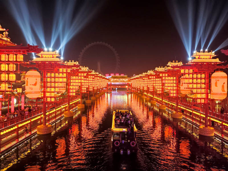 灯火辉煌夜游河-摄影图