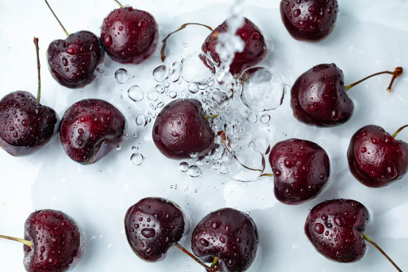 水珠樱桃特写-摄影图