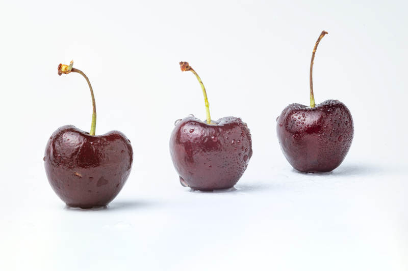 三颗水珠樱桃-摄影图