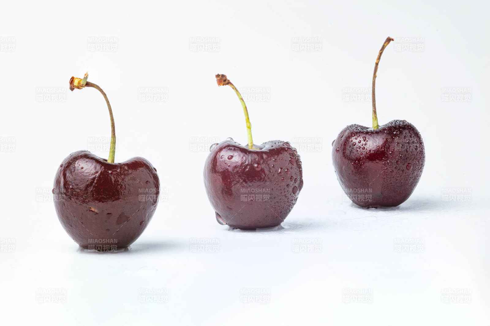 三颗水珠樱桃-摄影图