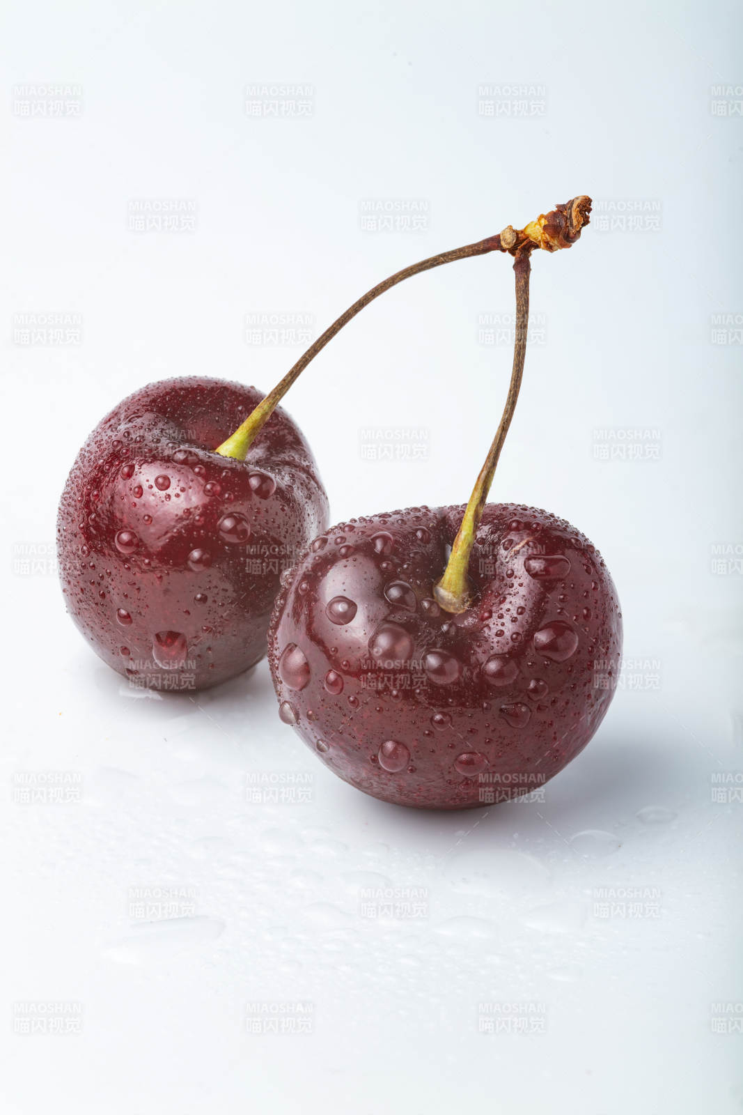 晶莹樱桃水珠-摄影图