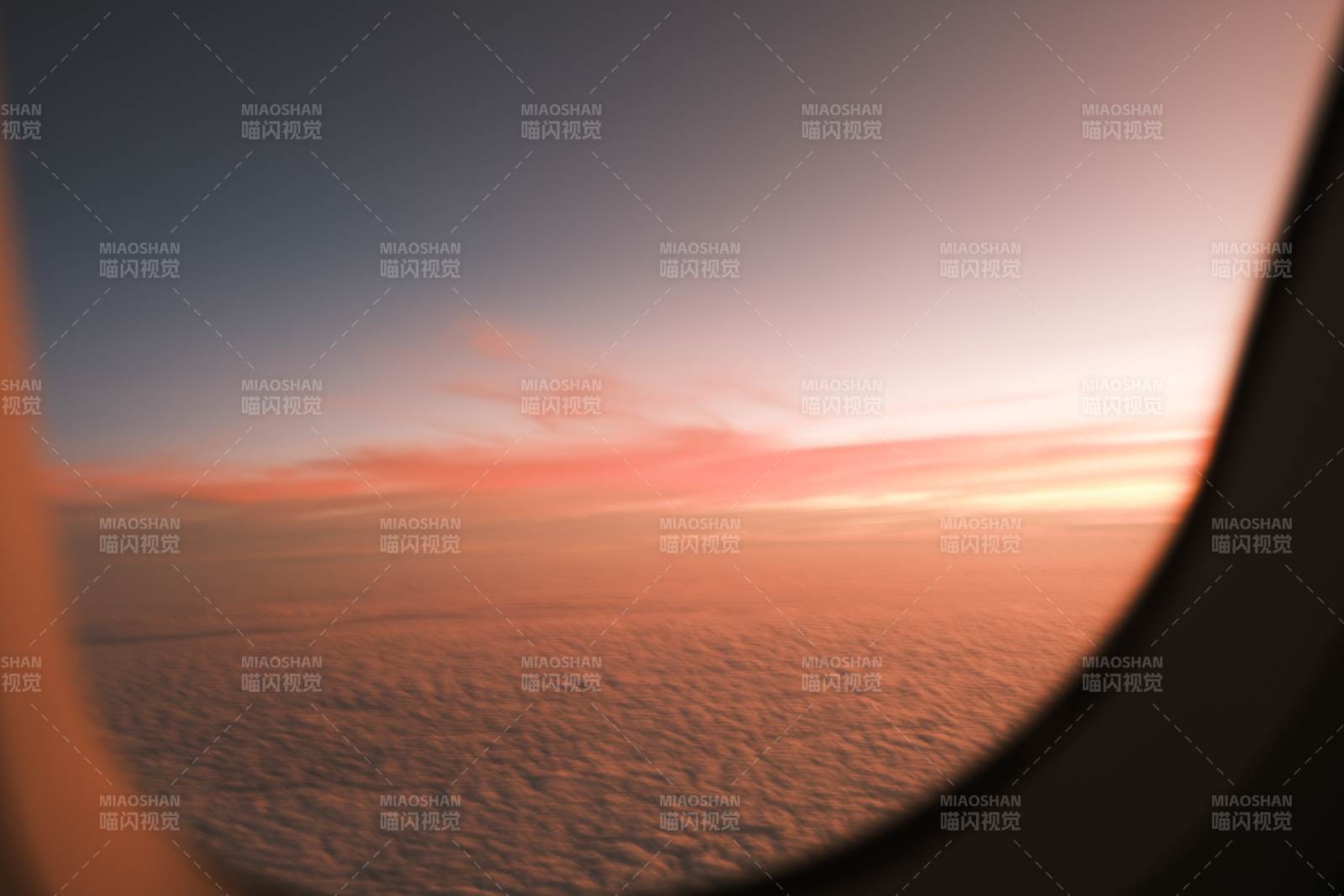 舷窗里的云海日落-摄影图