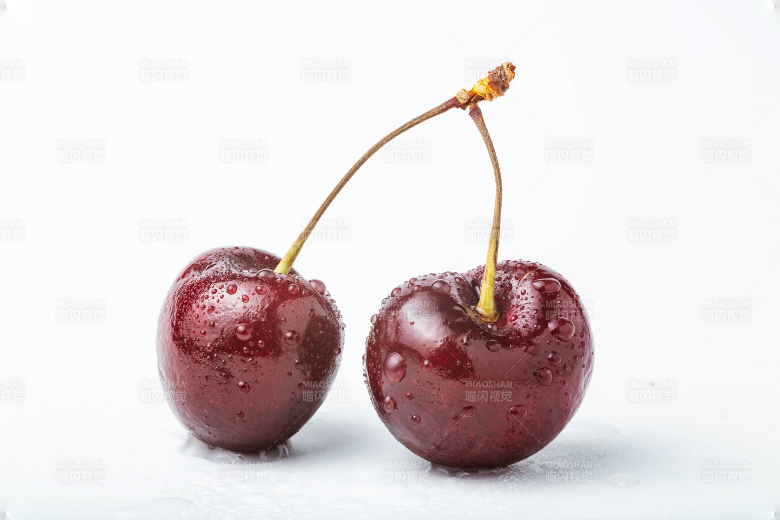 晶莹剔透的樱桃-摄影图