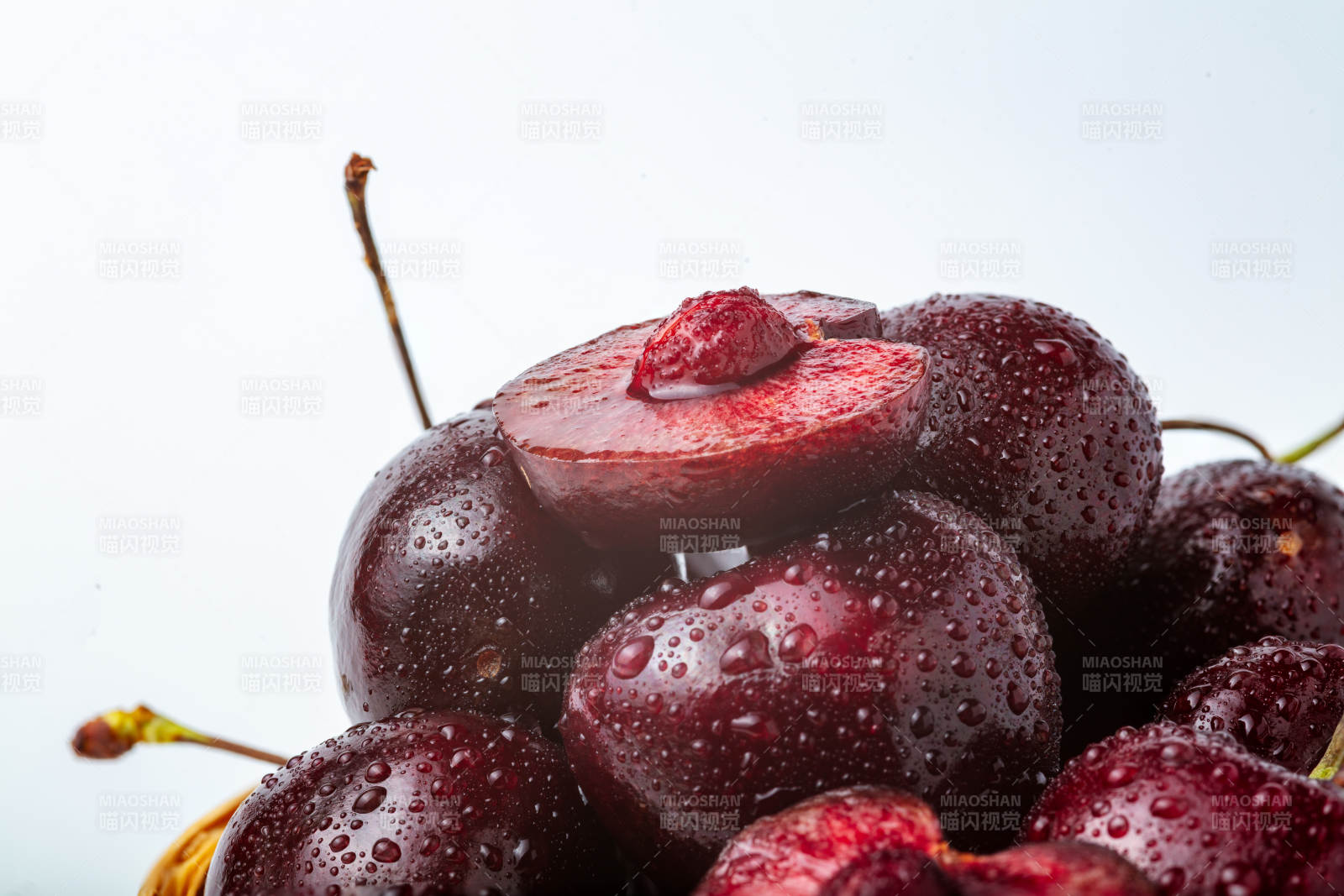 鲜红樱桃堆叠-摄影图