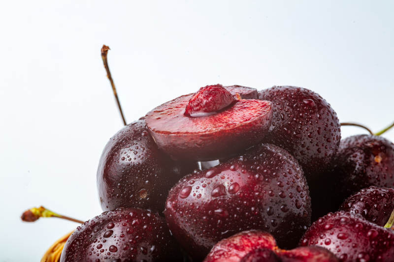 鲜红樱桃堆叠-摄影图