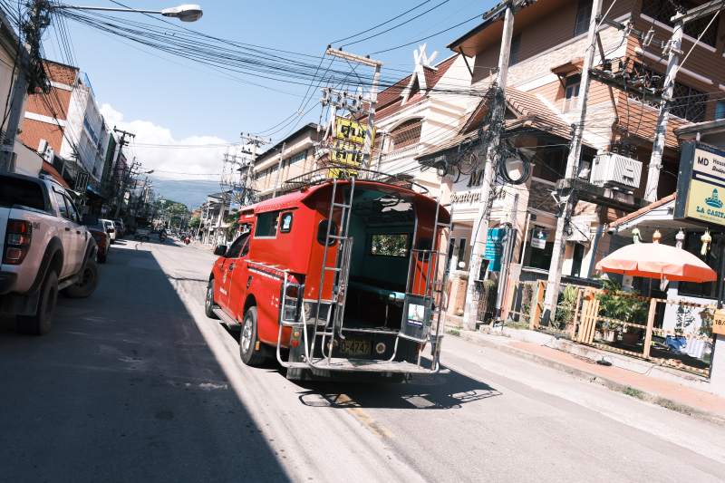 街边红色消防车-摄影图