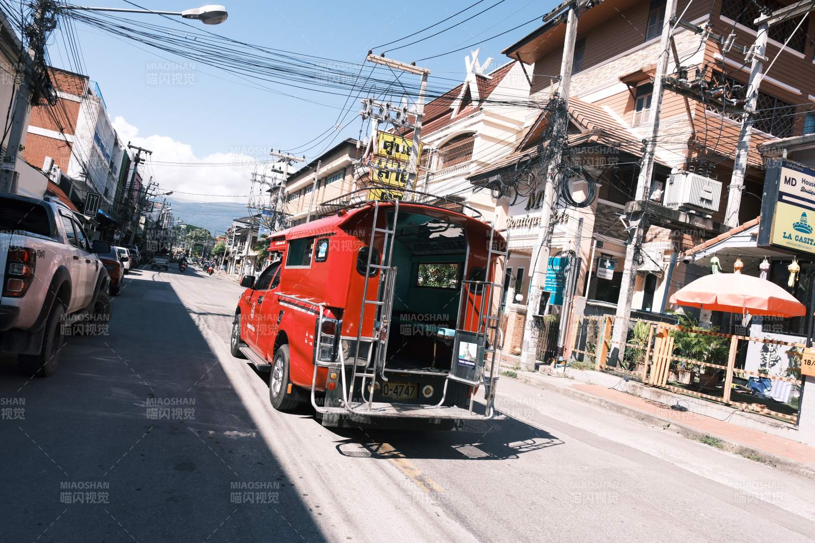 街边红色消防车-摄影图