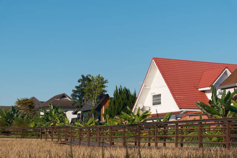 红顶白墙乡村屋-摄影图