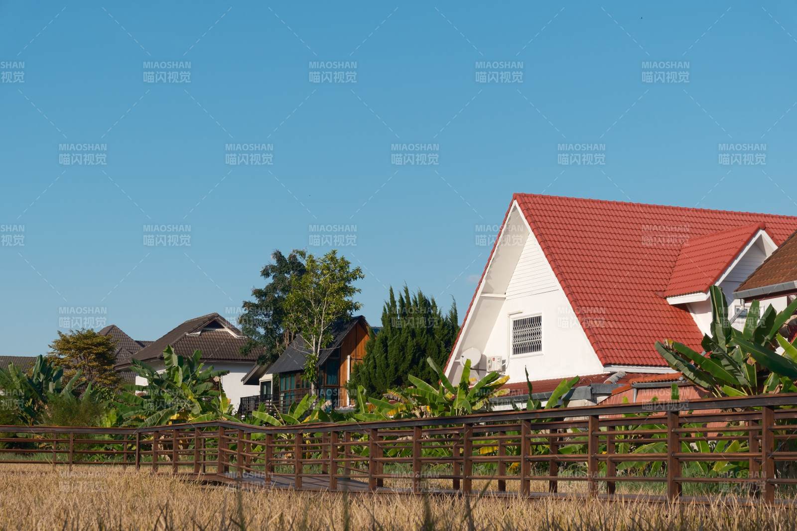 红顶白墙乡村屋-摄影图