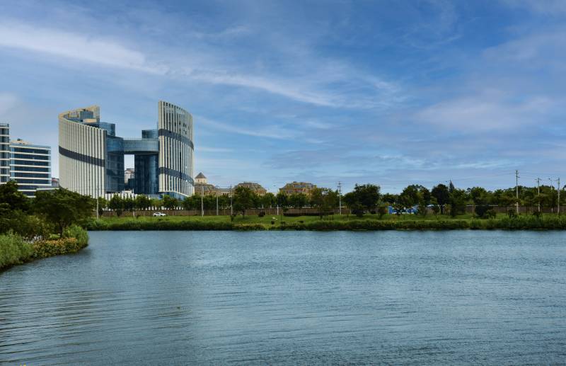 湖畔现代建筑群-摄影图