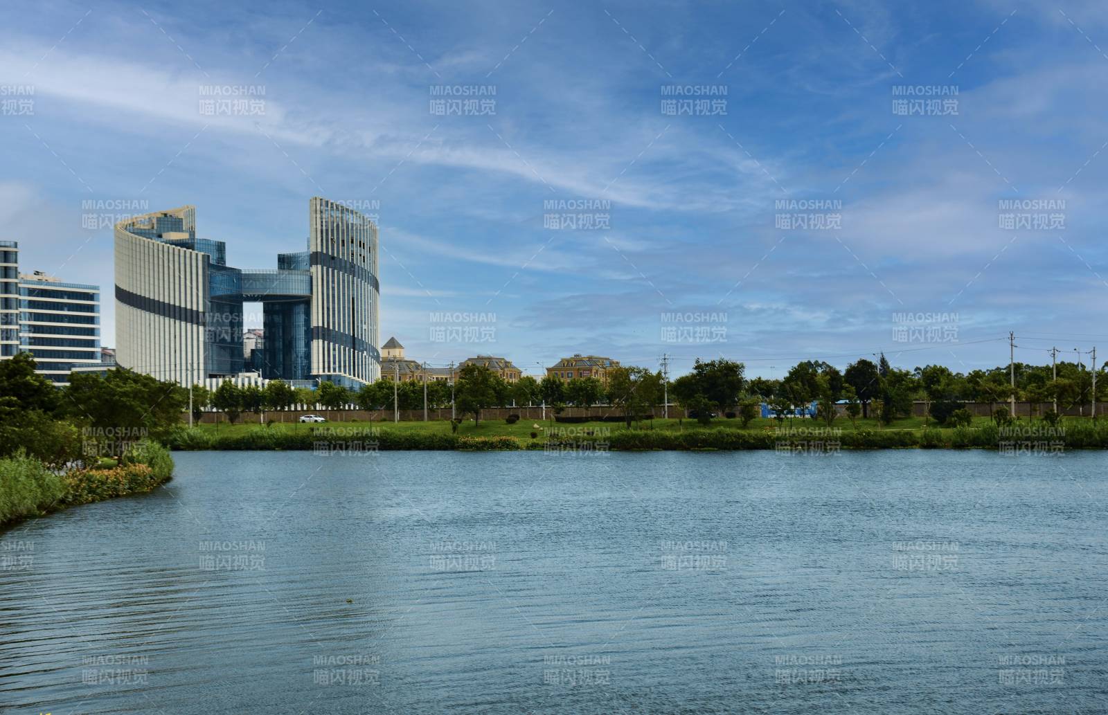 湖畔现代建筑群-摄影图