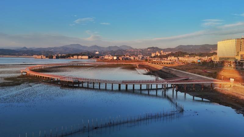 湖畔长桥映山城（江边村）-摄影图