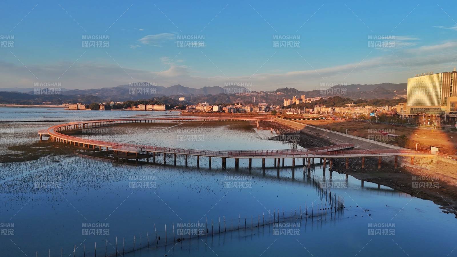 湖畔长桥映山城（江边村）-摄影图