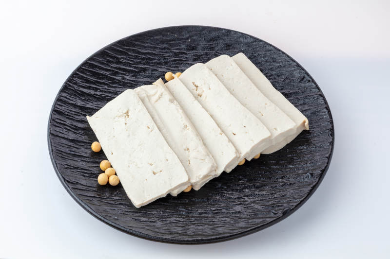 老豆腐与黄豆摆盘-摄影图