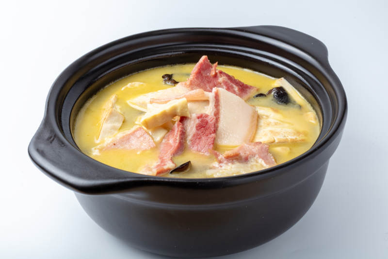 咸肉煨豆腐-摄影图