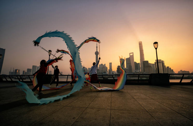 龙舞晨曦上海城市剪影-摄影图