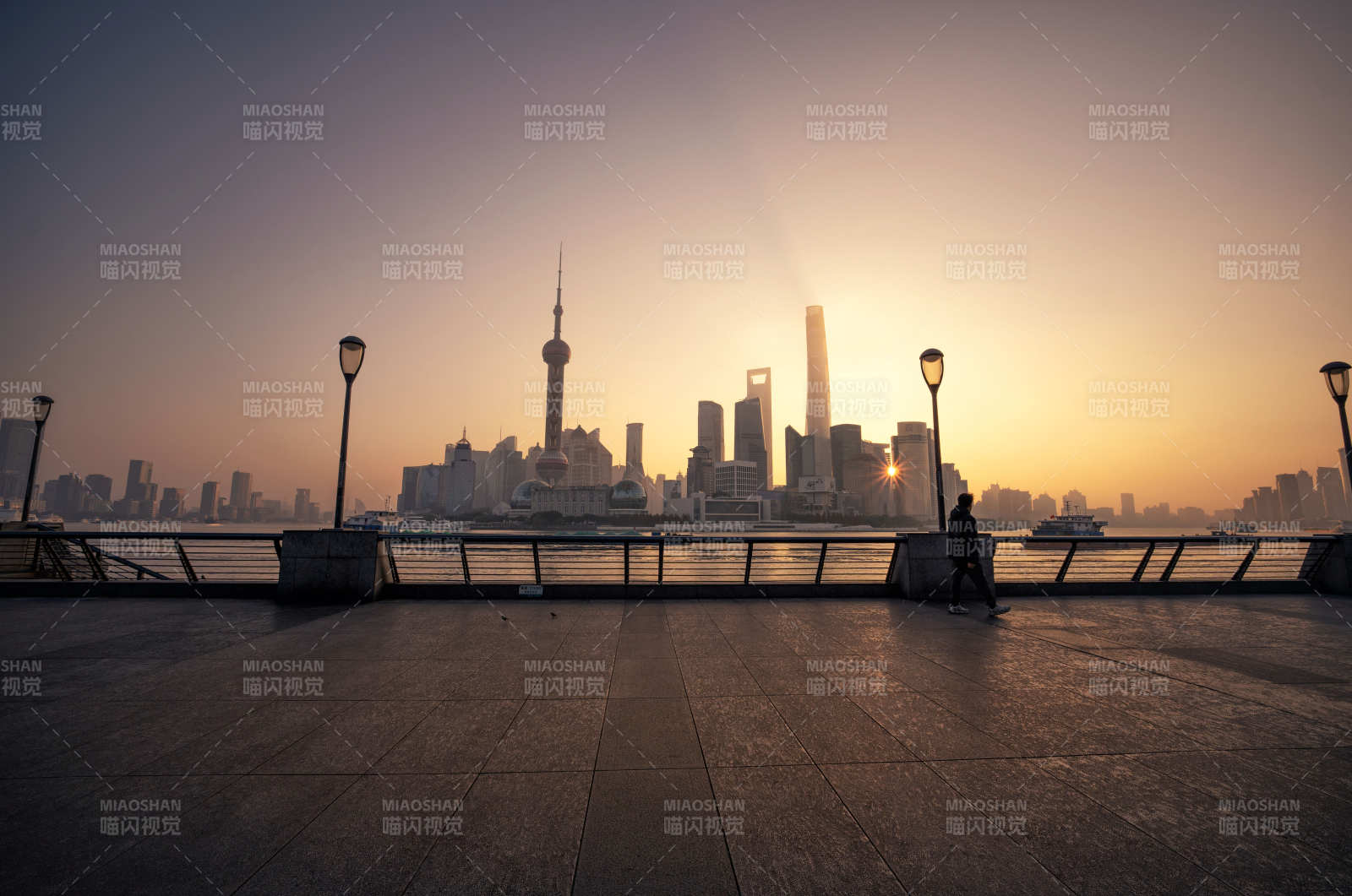 上海日出天际线-摄影图