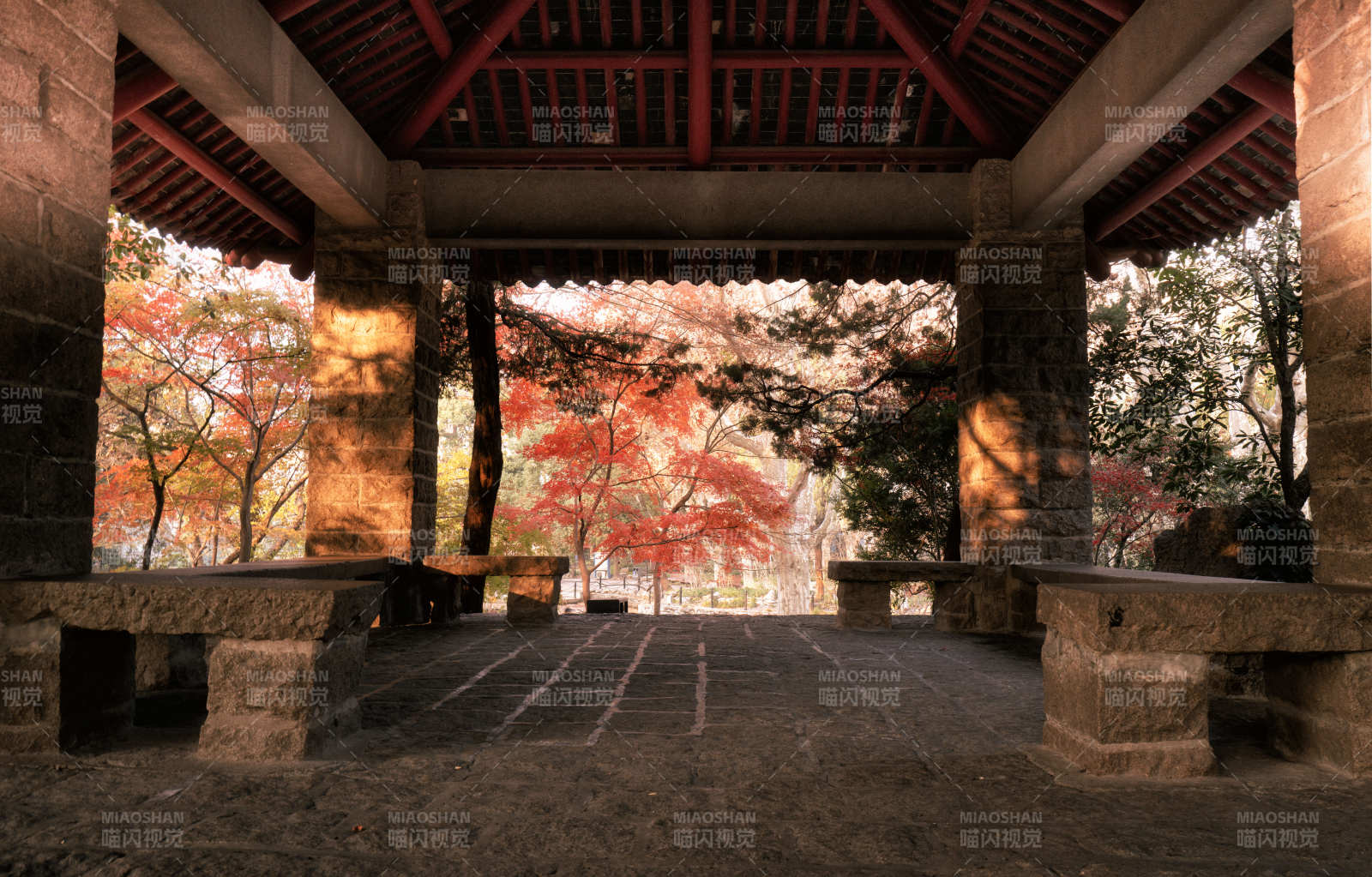 秋色中的古亭-摄影图