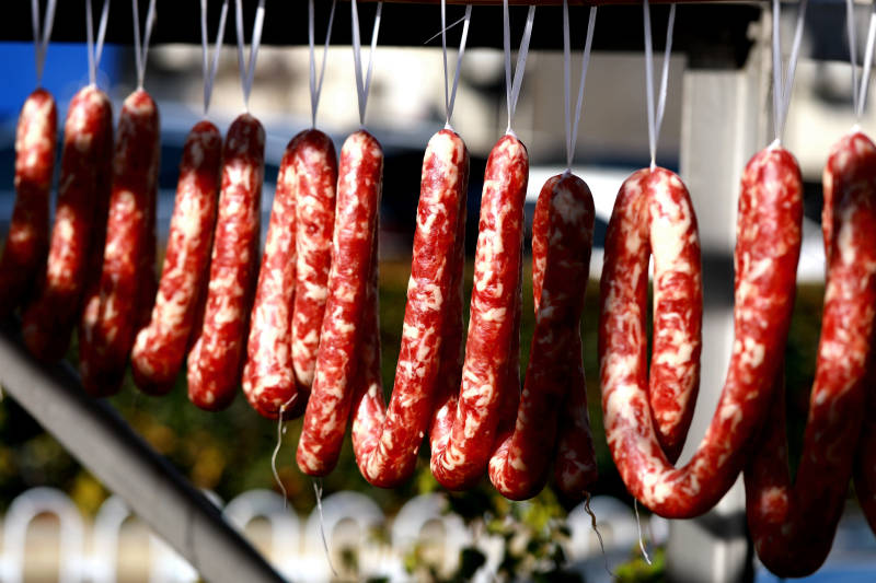 悬挂的香肠-摄影图