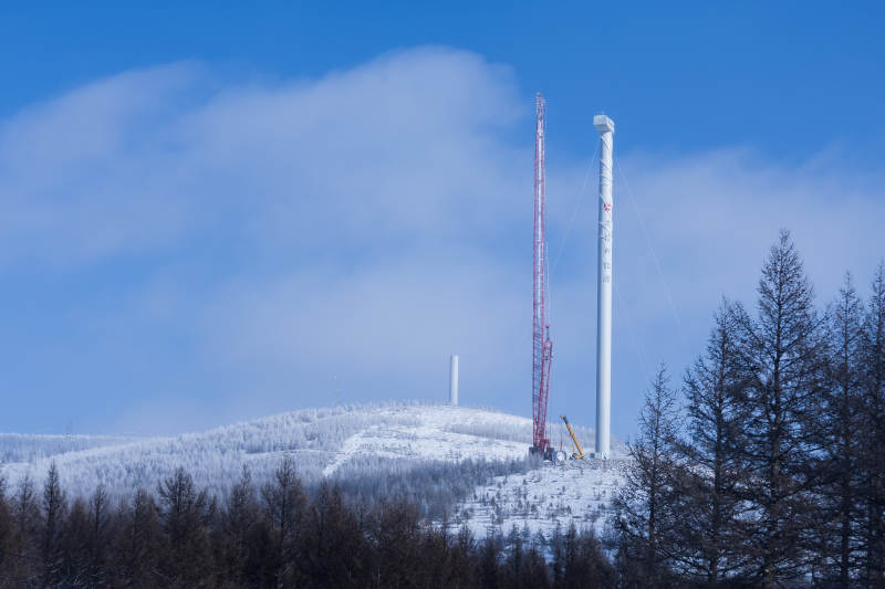 雪原上的风力塔 桦皮岭-摄影图